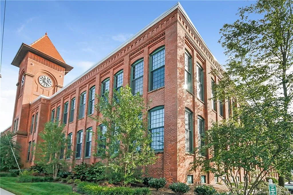 1 bed, 1.5 bath, 725 sqft, $2,200 — Photo 1