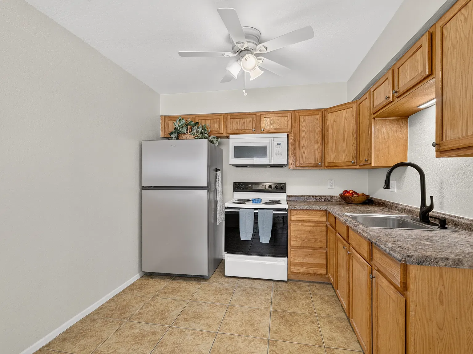 2 bed, 690 sqft, $1,300 — Photo 2