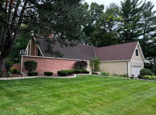 40 Mockingbird Ln, Oak Brook, IL 60523