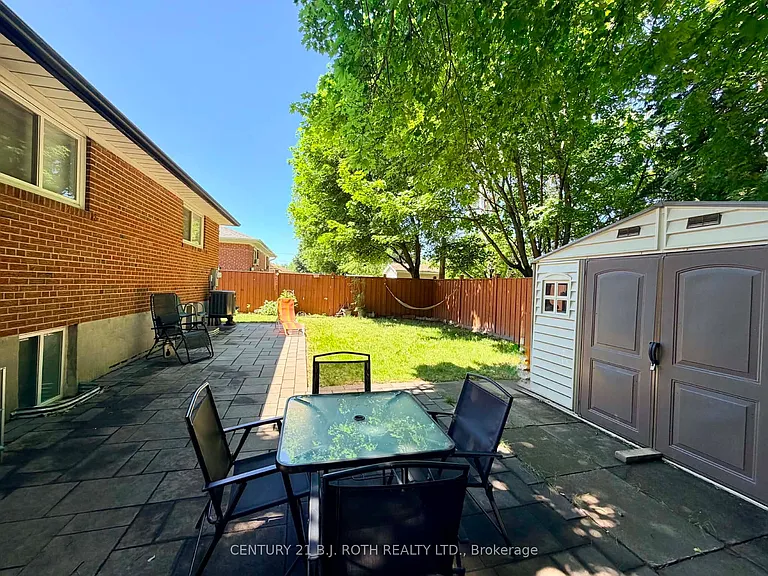10 Sanford Cres — Photo 18