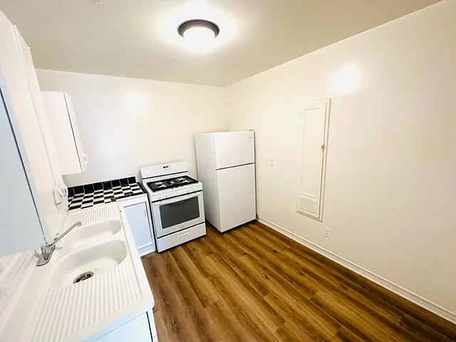 1299 N Linden Ave — Photo 9