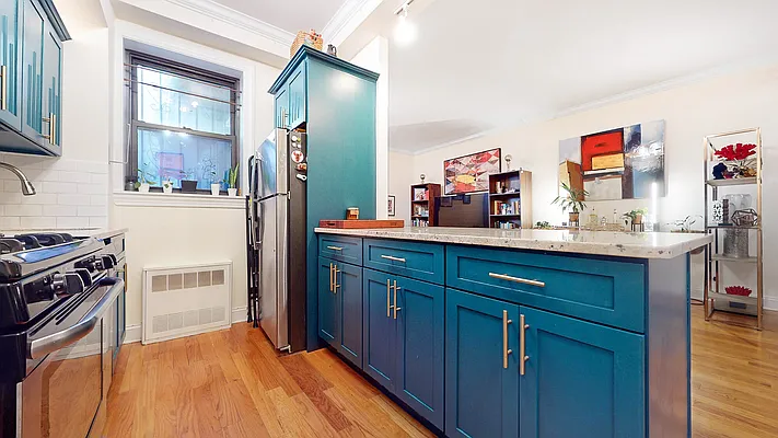 Sold by Bizzarro Agency | media 6