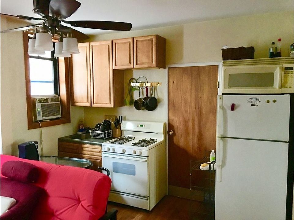 2nd image of 2138 35th St APT 1C