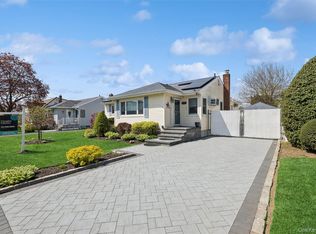 737 Pleasant Ave, Westbury, NY 11590