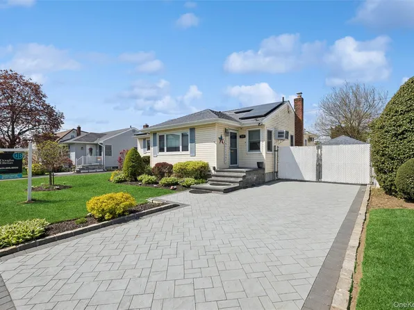 737 Pleasant Avenue, Westbury, NY 11590