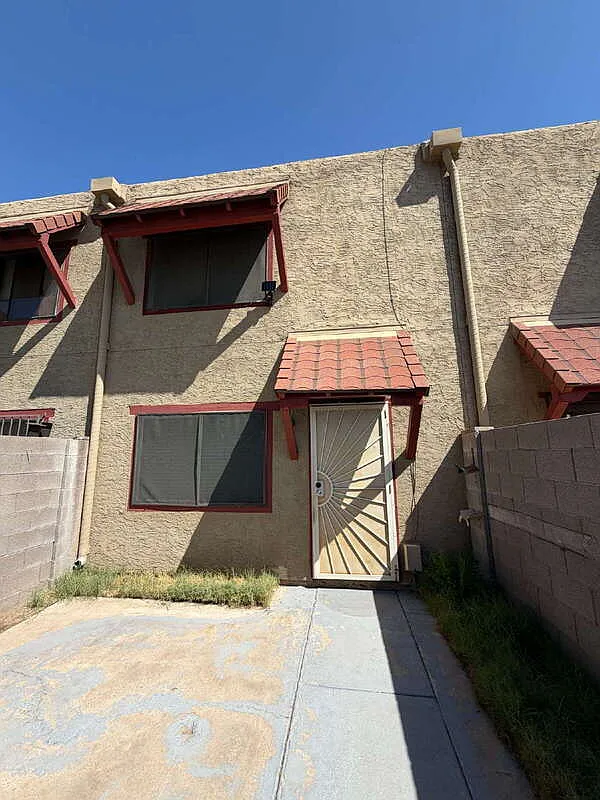 2 bed, 1.0 bath, 976 sqft, $1,350 — Photo 2