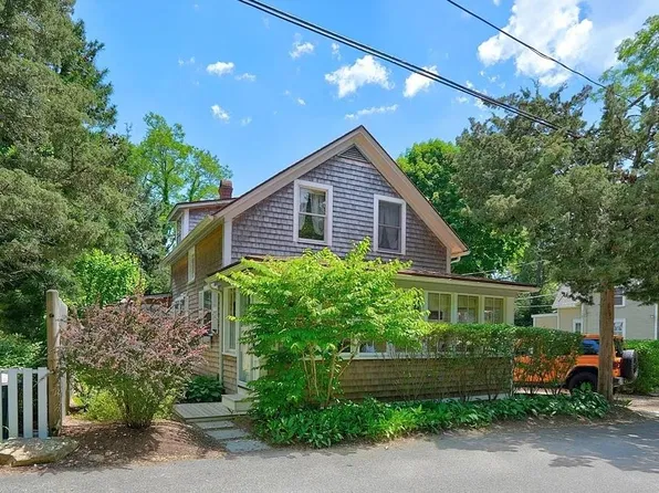 27 Laurel Ave, Oak Bluffs, MA 02557