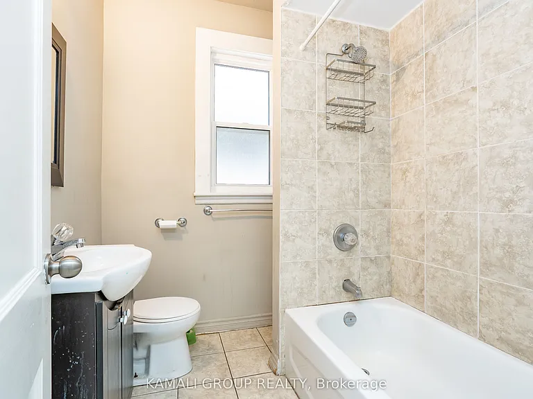 25 Spadina Ave #UPPER — Photo 12
