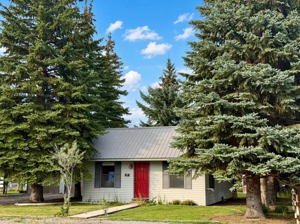 706 W College St, Mackay, ID 83251