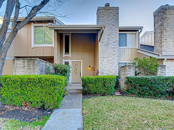 Another front view of this lovely town home in a community with sprawling grounds and large, beautiful trees