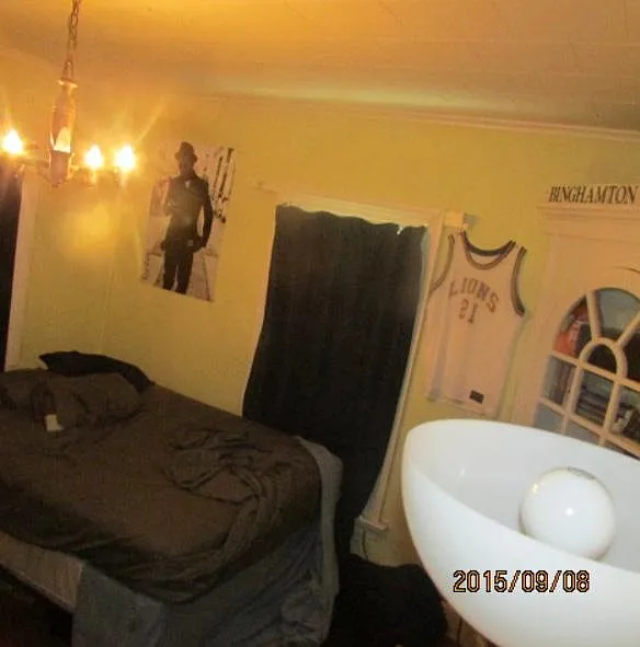 7 bed, 2440 sqft, $4,900 — Photo 2
