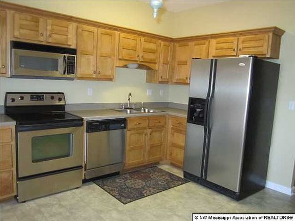 2nd image of 919 Cardinal Ln