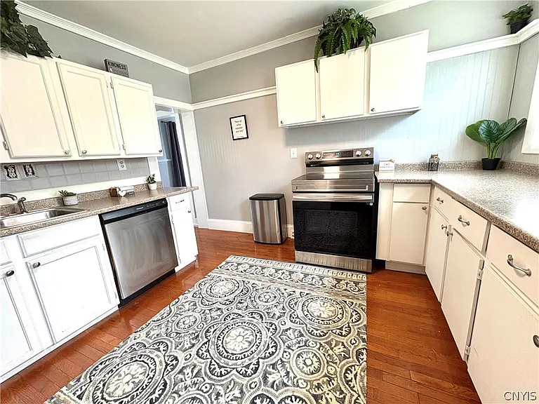 30 Florence St — Photo 4