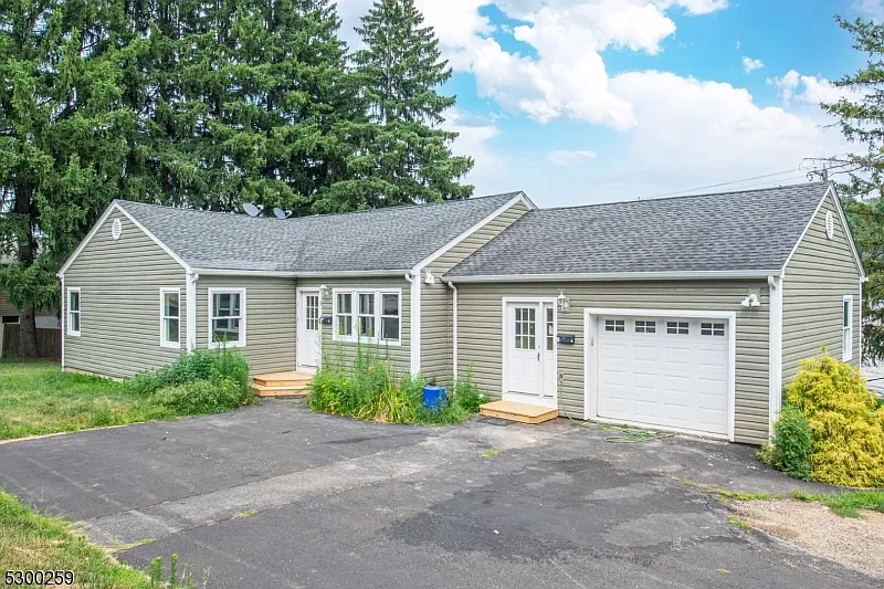 3 bed, 1.0 bath, $2,350 — Photo 1
