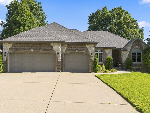 2nd image of 1019 W Parkhill Circle