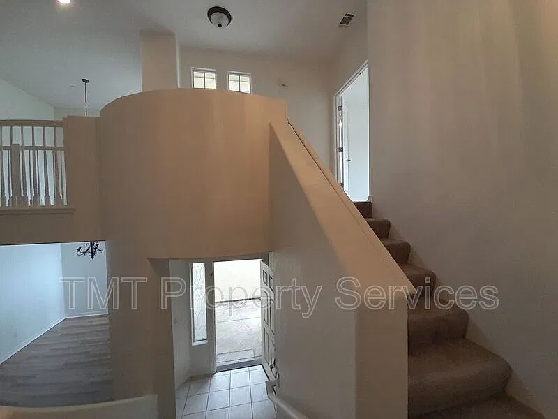 3 bed, 2.5 bath, 1896 sqft, $3,200 — Photo 2