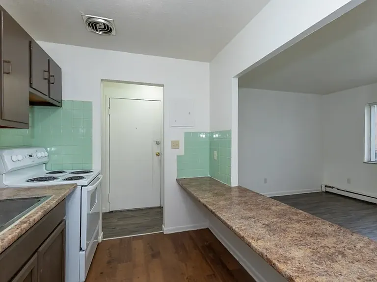 Water's Edge Apartments — Photo 7
