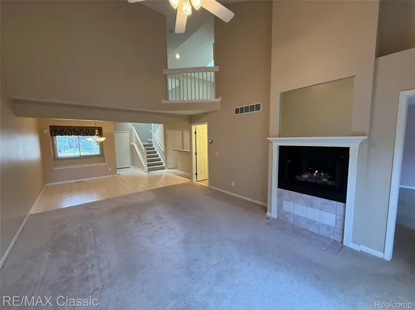 61016 Evergreen Ct, South Lyon, MI 48178