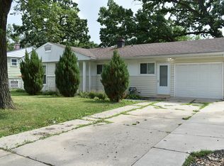 66 Robin Rd, Carpentersville, IL 60110