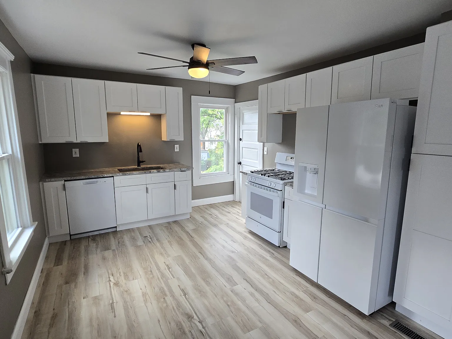 3 bed, 1031 sqft, $1,250 — Photo 3