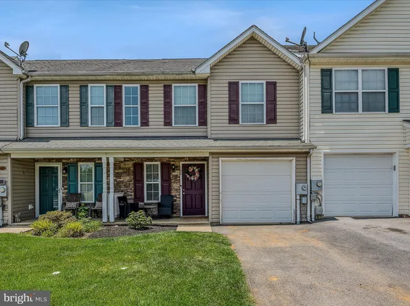 100 Fuzzy Tail Dr, Ranson, WV 25438