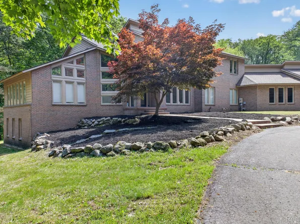 9961 Cross Creek Dr, South Lyon, MI 48178