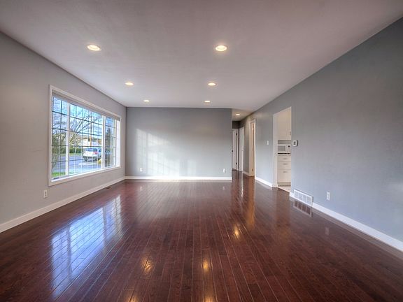 4th image of 126 L St NE