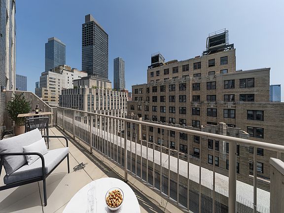 5th image of 116 John St APT 2606