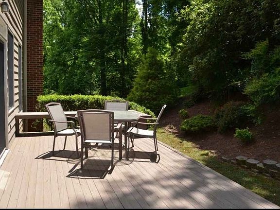 5th image of 1510 Strawberry Ln