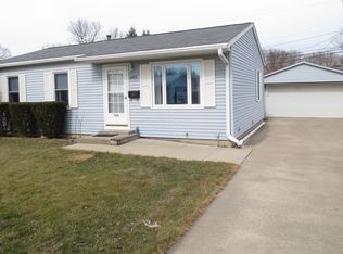 860 Valleyview Dr, Marion, IA 52302
