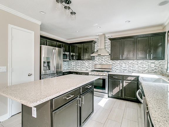 4th image of 815 S Chatsworth