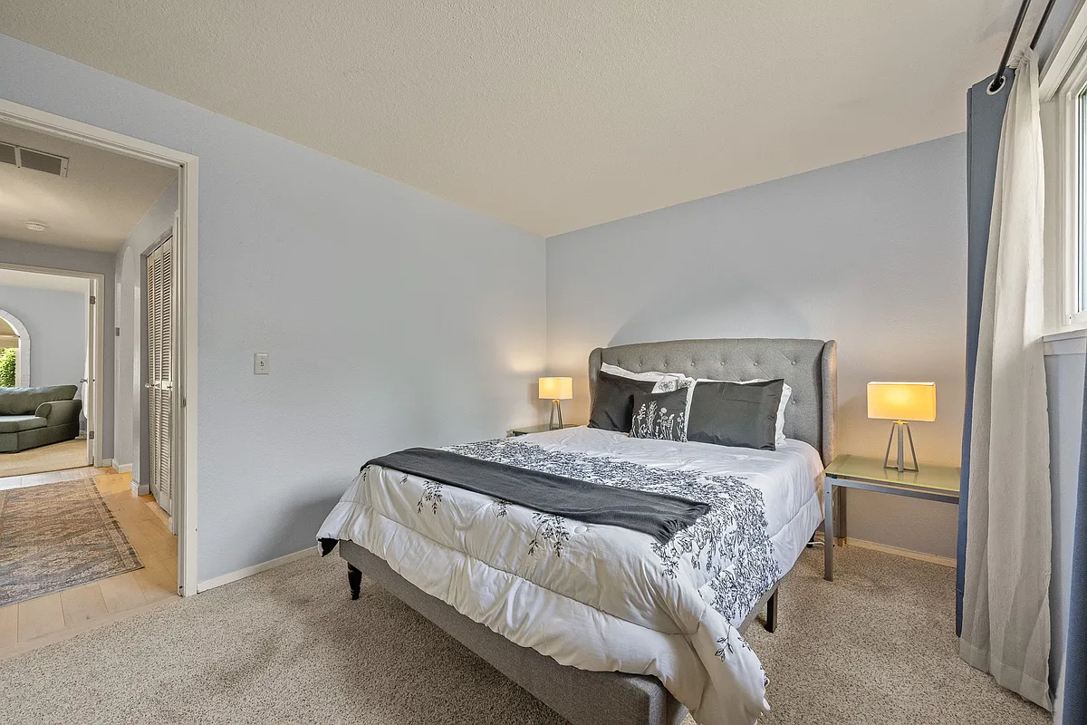 Second bedroom with Queen sized bed - Riverview Dr NE