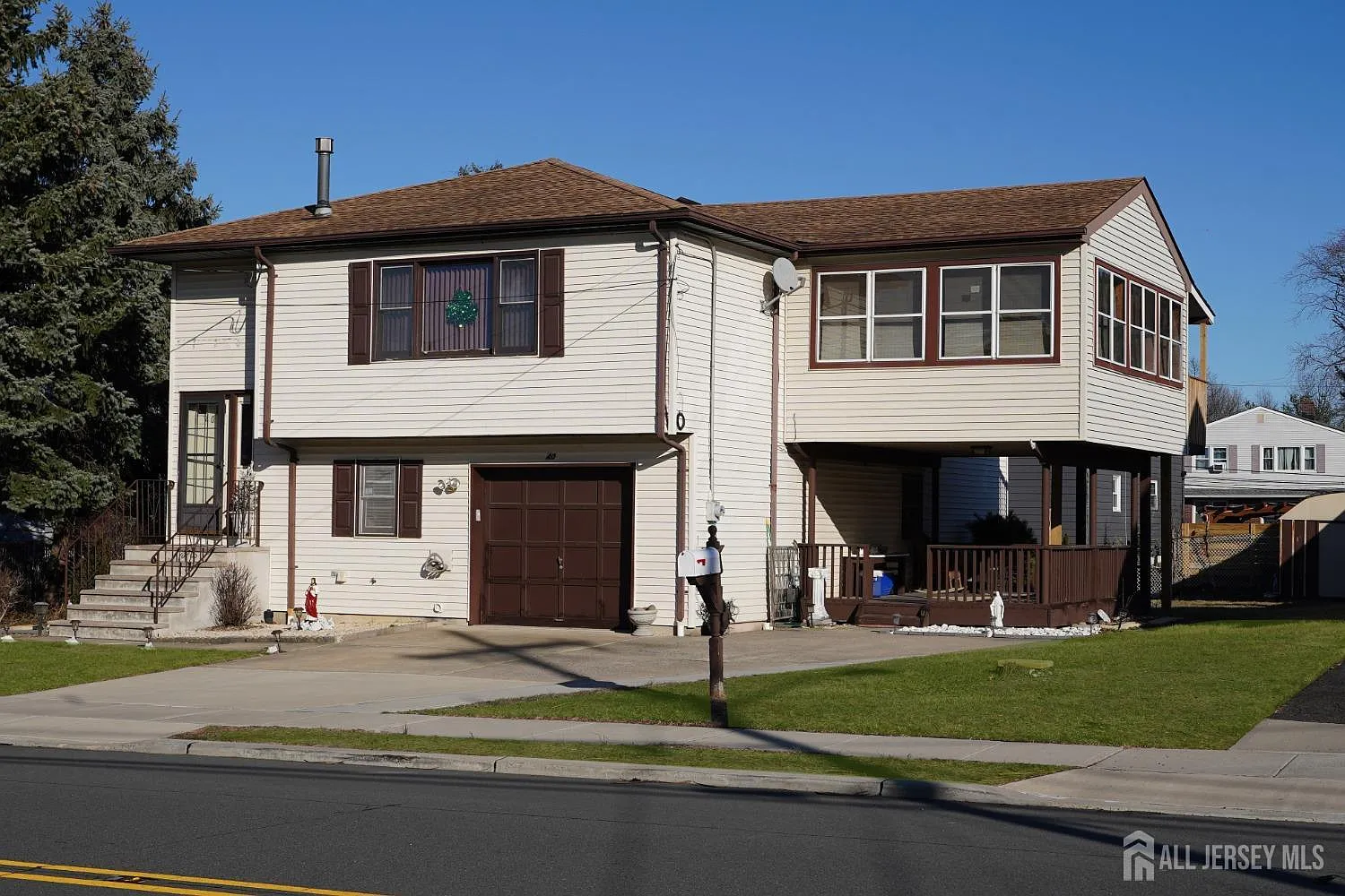 40 Scott Ave photo 1