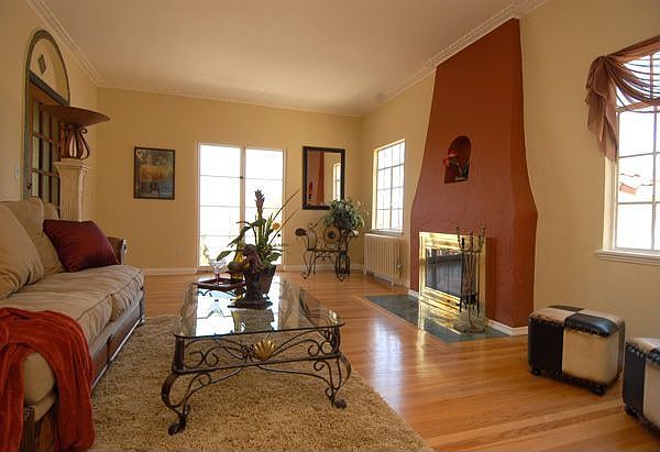 Living Room w/fireplace