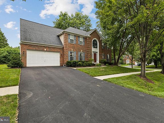 2nd image of 8 Winding Oak Ct