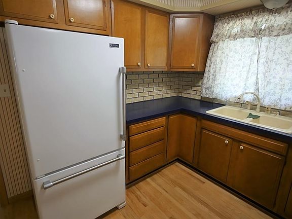 5th image of 490 Marywood Dr