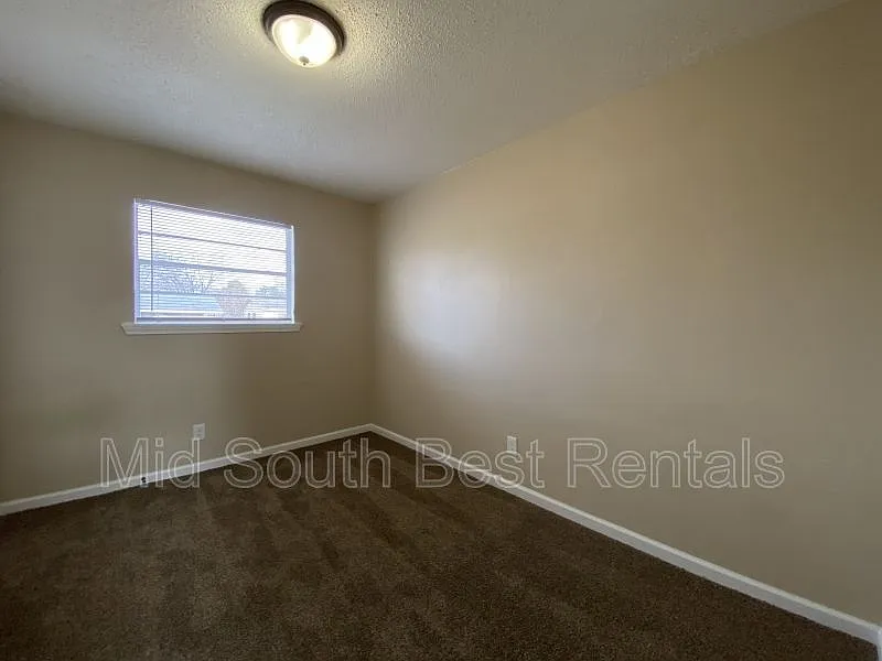 620 E Bethany Rd — Photo 2