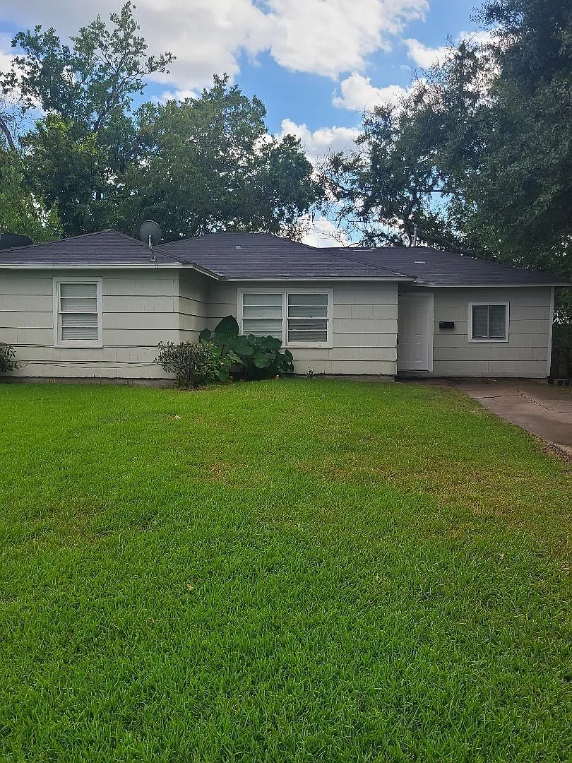 4 bed, 1.0 bath, $2,000 — Photo 1