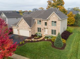 82 Landon Cir, Wheaton, IL 60189