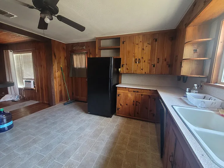 1621 S Stewart St — Photo 8