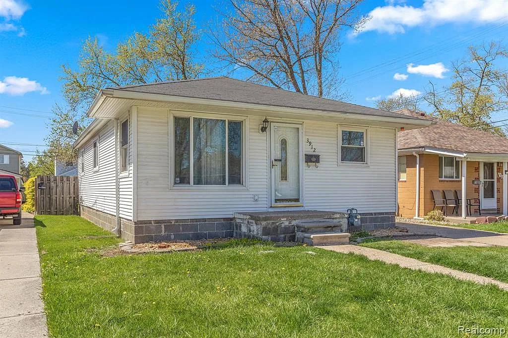 3 bed, 1.0 bath, 1000 sqft, $1,700 — Photo 3