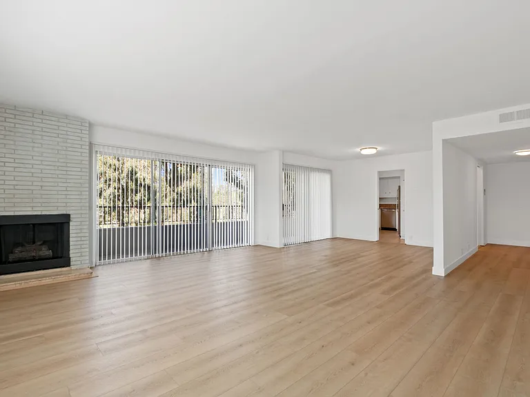 12258 Montana Ave - across from Brentwood golf course! — Photo 2