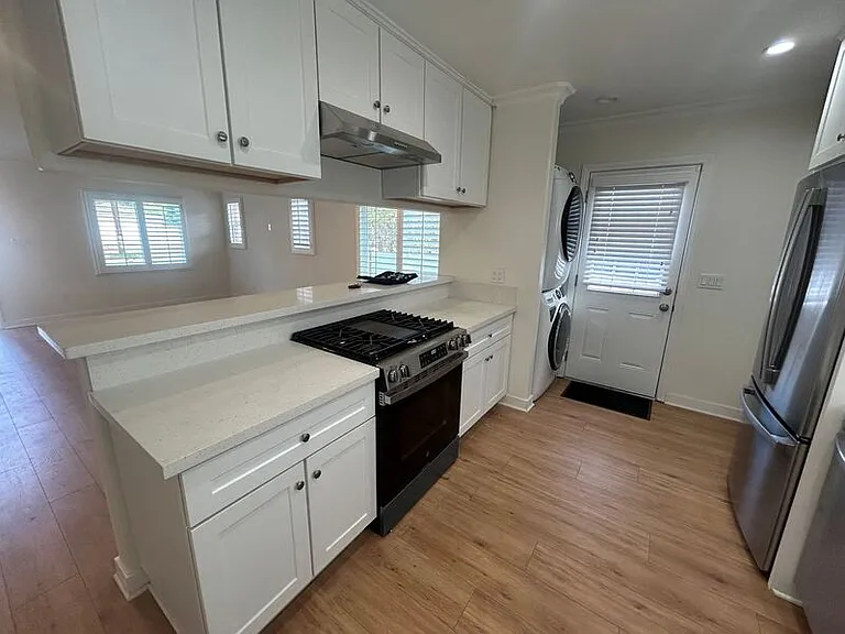 648 W Howard St — Photo 7