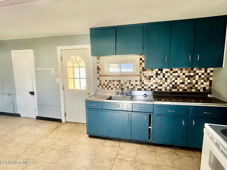 5893 High St — Photo 2