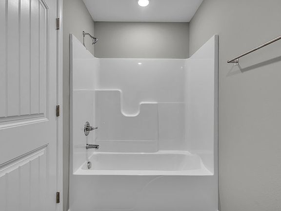 3rd image of 2814 Burke Ave