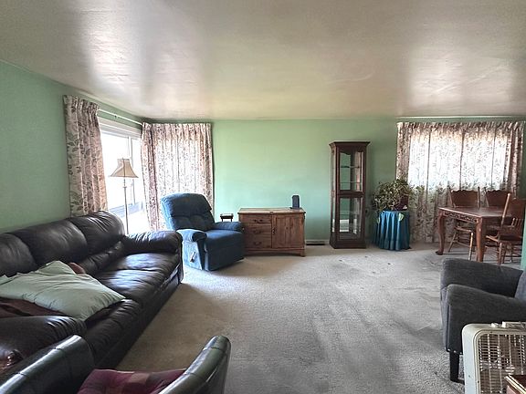 3rd image of 182 Frederick Dr