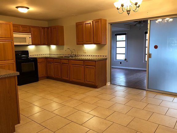 5th image of 2024 Donnelly St