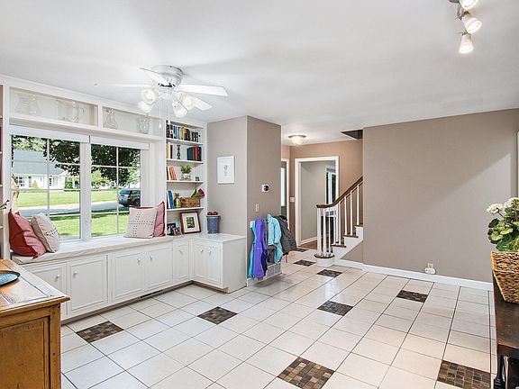3rd image of 4033 E Hillandale Dr