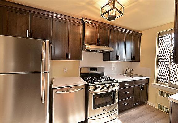 3rd image of 6707 Yellowstone Blvd APT 6B