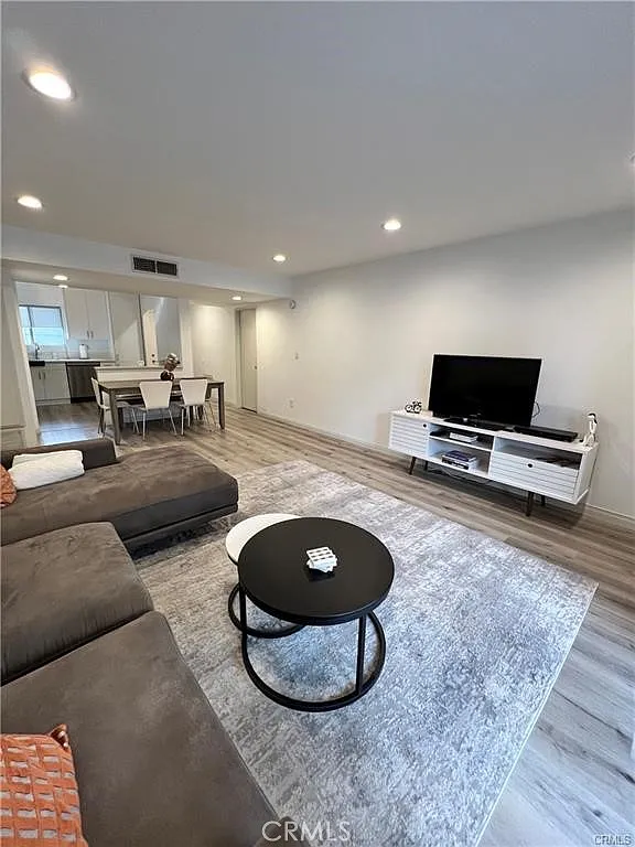 Building Photo - 10331 Lindley Ave #120